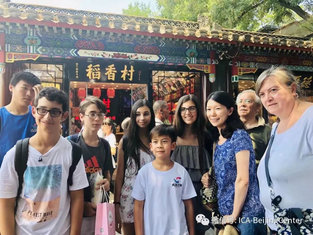  意大利学生来华交流，管家婆正版资料图周老师带队游南锣鼓巷
